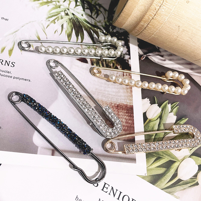 The waist of the trousers has been shortened and tightened. A new anti-glare buckle pin is available to secure clothes. It is a brooch and a brooch accessory pic 7