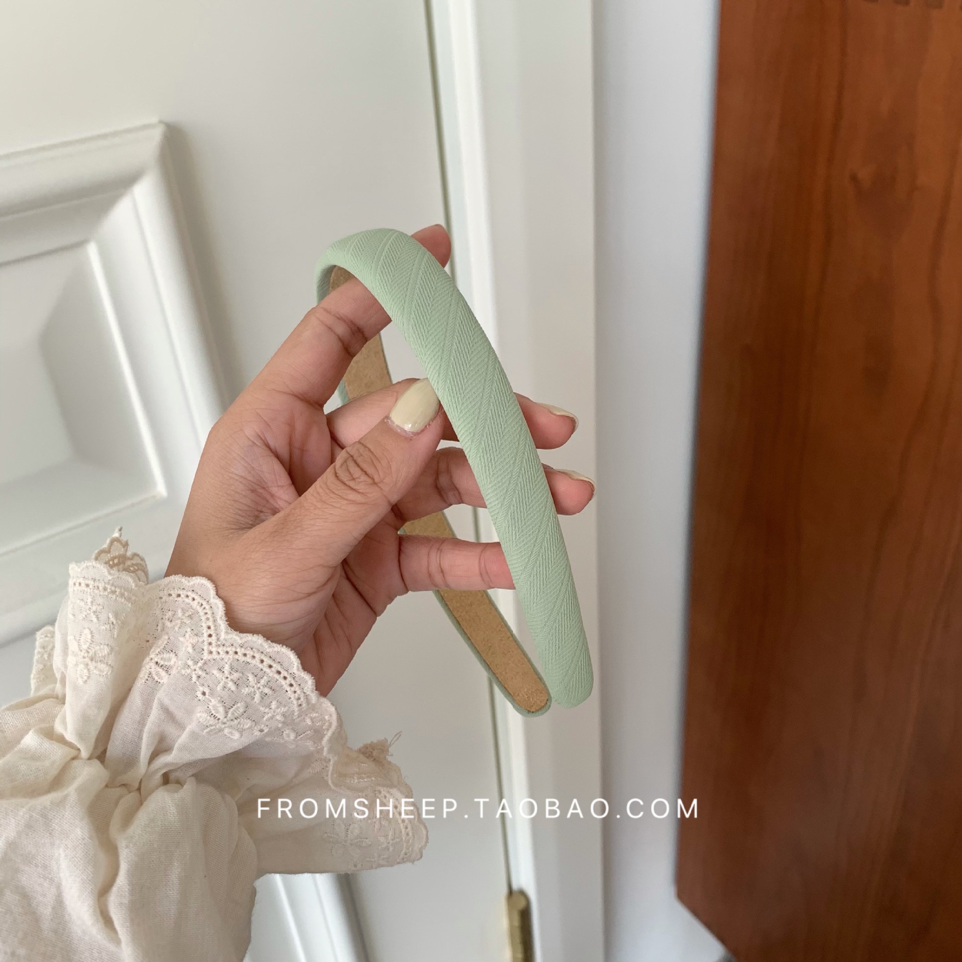 Korean-style hairbands for women in 2025 are trendy and versatile for going out. The headband is simple and elegant, and the hairpin is a popular online hair accessory with wide edges and a sweet look pic 47