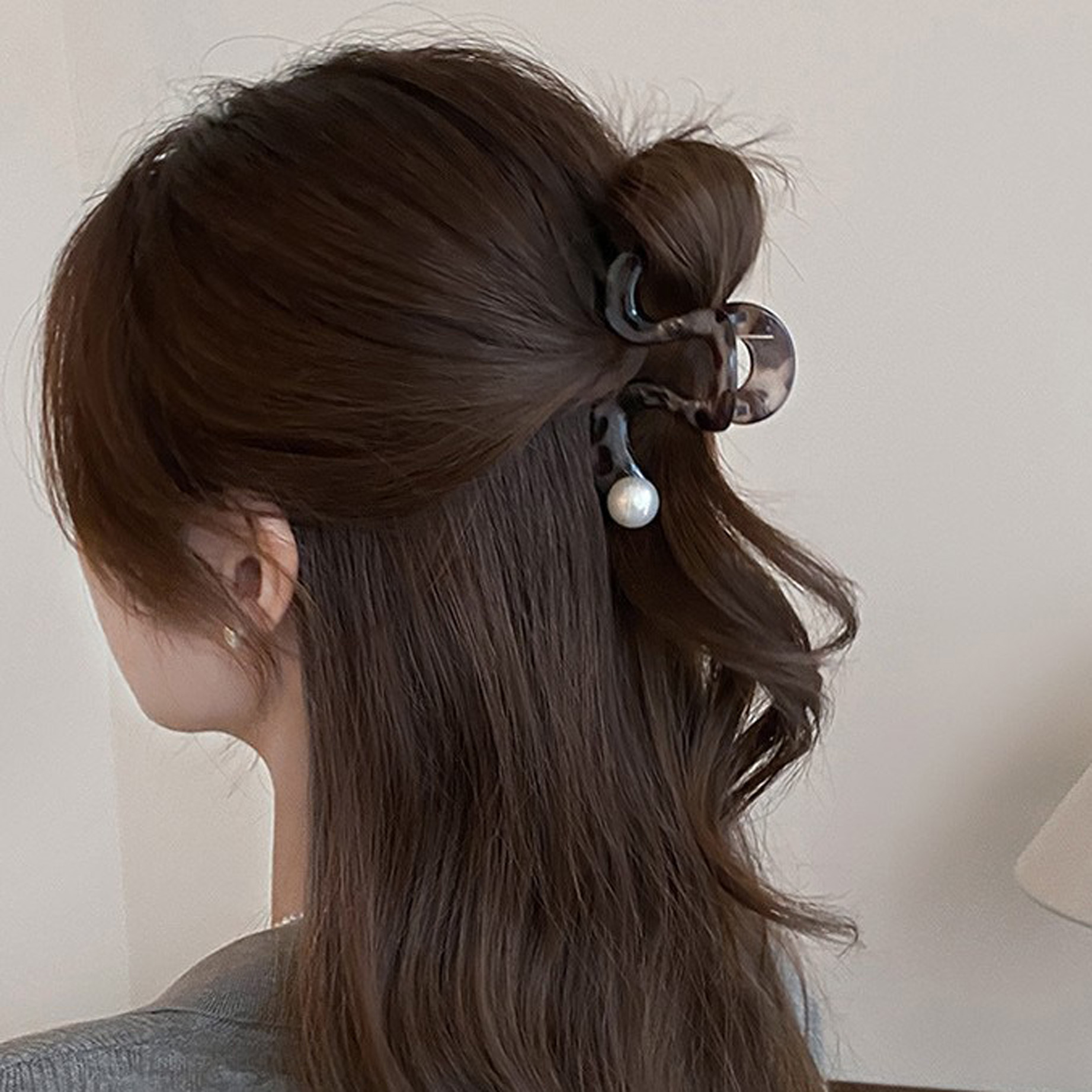 The 2025 National Trend series hairpins feature a niche design with geometric leopard print pearl hairpins, exuding a feminine and high-end charm. They are medium-sized semi-clip headwear pic 3