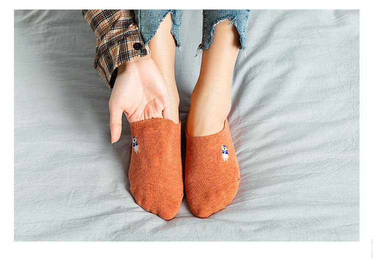 New Japanese-style embroidered cartoon invisible socks for women with a retro style, spring and summer silicone anti-slip cotton embroidered boat socks pic 11