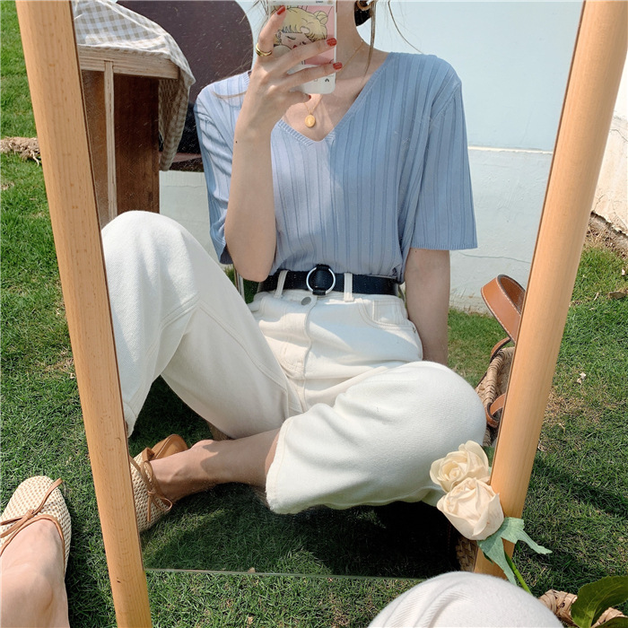 This ice silk short-sleeved V-neck knitted sweater is a summer base T-shirt for women. It can be worn over a thin, loose black chanel-style top pic 10