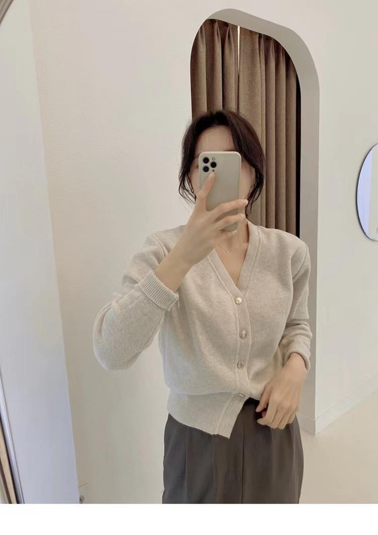 The new Spring and Autumn wool cardigan for women, V-neck knitted sweater coat, loose top, short Korean-style base layer, trendy outerwear pic 5