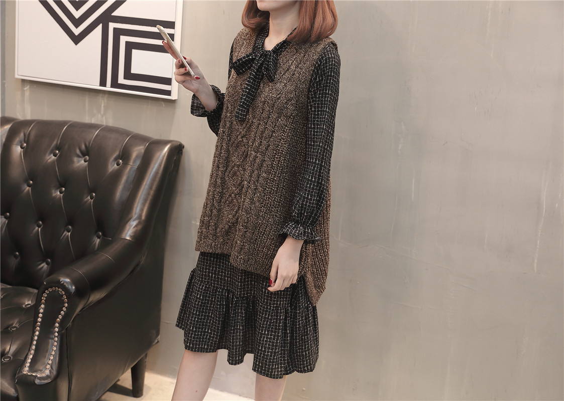 A new and stylish spring outfit for plus-size women, featuring a loose sweater, tank top and skirt that accentuates your figure pic 35