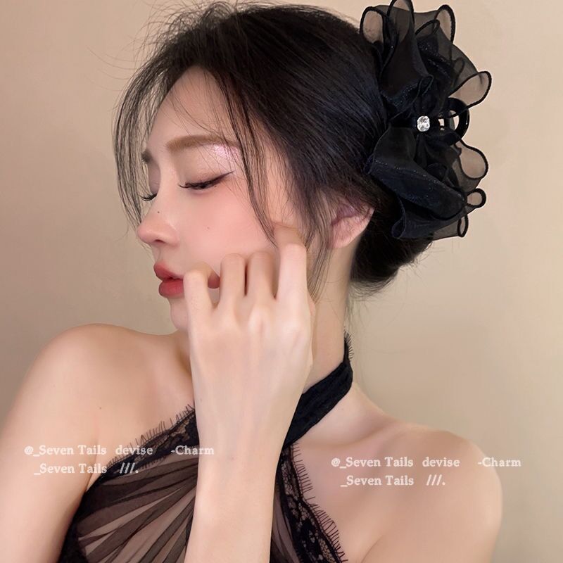 The princess on the run wears a black double-sided large bow hairpin, a shark clip, and a high-end hairpin at the back of her head pic 6