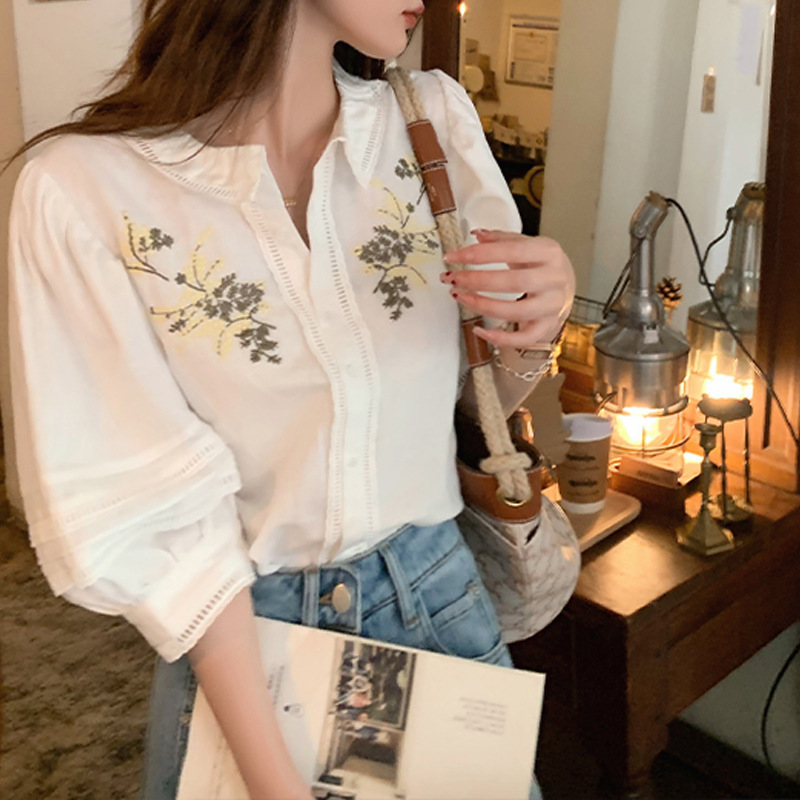 The new short-sleeved loose chiffon shirt for Spring and Summer 2022 is sweet and stylish, with floral embroidery. It can be sent by a professional for women pic 2