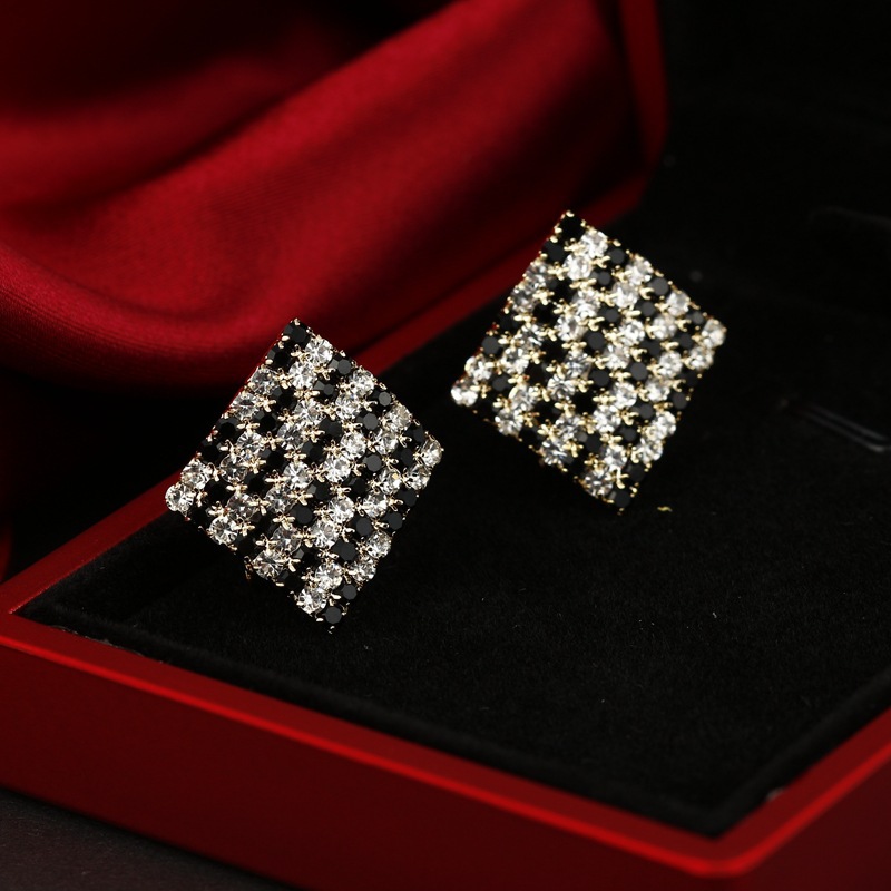 时尚简约耳饰人工锆石黑白色几何方块耳扣耳钉925针耳环详情3