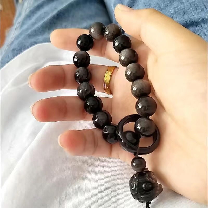 Qingqing Zijin holds a cultural and artistic bracelet that wraps around her fingers in a soft ancient style. This 18-seed prayer bead bracelet is a retro Hanfu accessory pic 33