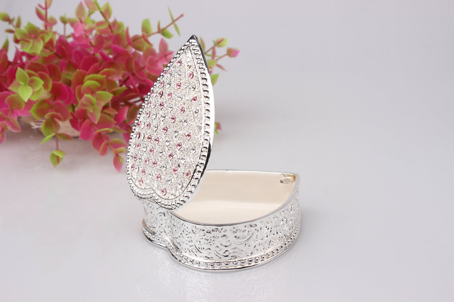 Alloy enamel gilded hollowed-out heart-shaped jewelry box, gift box, heart-shaped decorative item, wedding souvenir pic 10