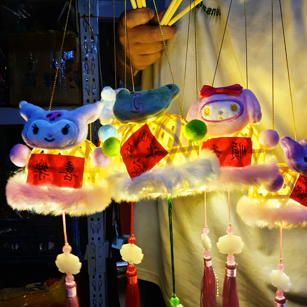 Lantern stalls with ancient-style plush toys and bamboo weaving that glow are also popular tourist attractions. Hand-held lanterns, Mid-Autumn Festival small lanterns, Mid-Autumn Festival little rabbits, and small maneki Neko pendants pic 3