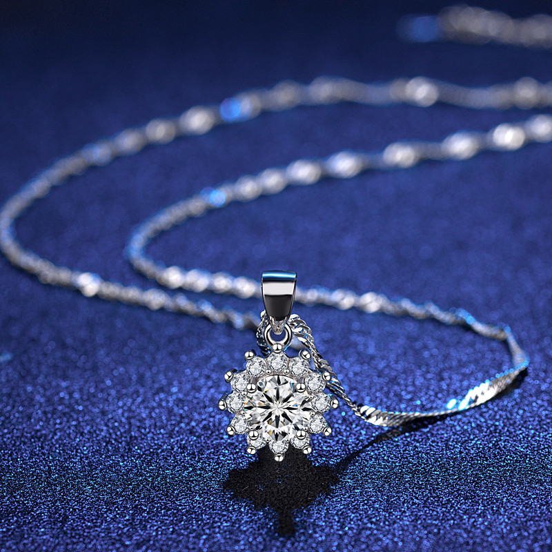 A high-quality imitation D-color moissanite four-leaf clover female pendant with eight hearts and eight arrows from a live-streaming product by a popular influencer on Kuaishou and Douyin pic 25