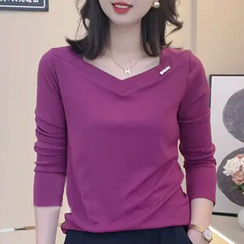 A fashionable and versatile long-sleeved T-shirt for middle-aged women in the autumn of 2023. A loose top for women aged 40 to 50 that covers the belly and makes them look slimmer pic 5