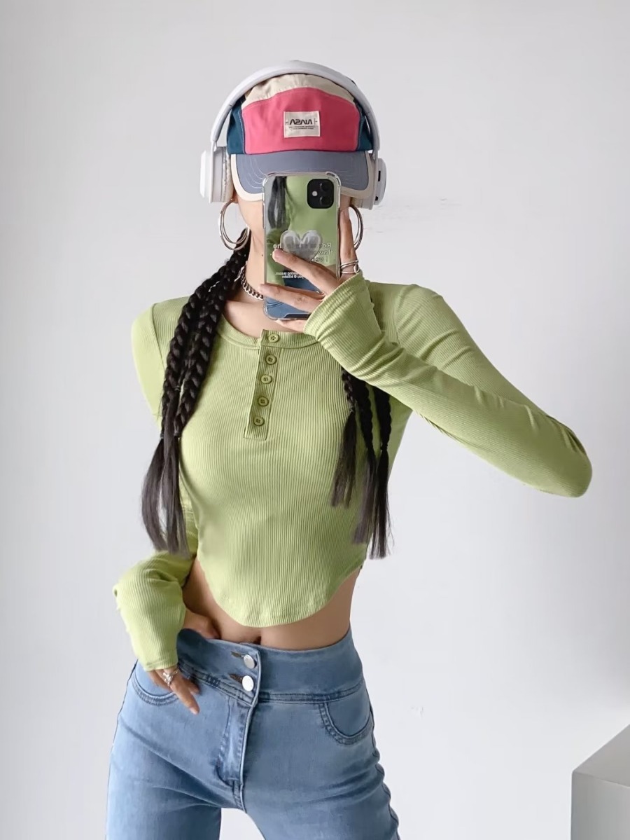 2022秋季新款辣妹女装长袖排扣弧形下摆圆领修身短款女式T恤详情3