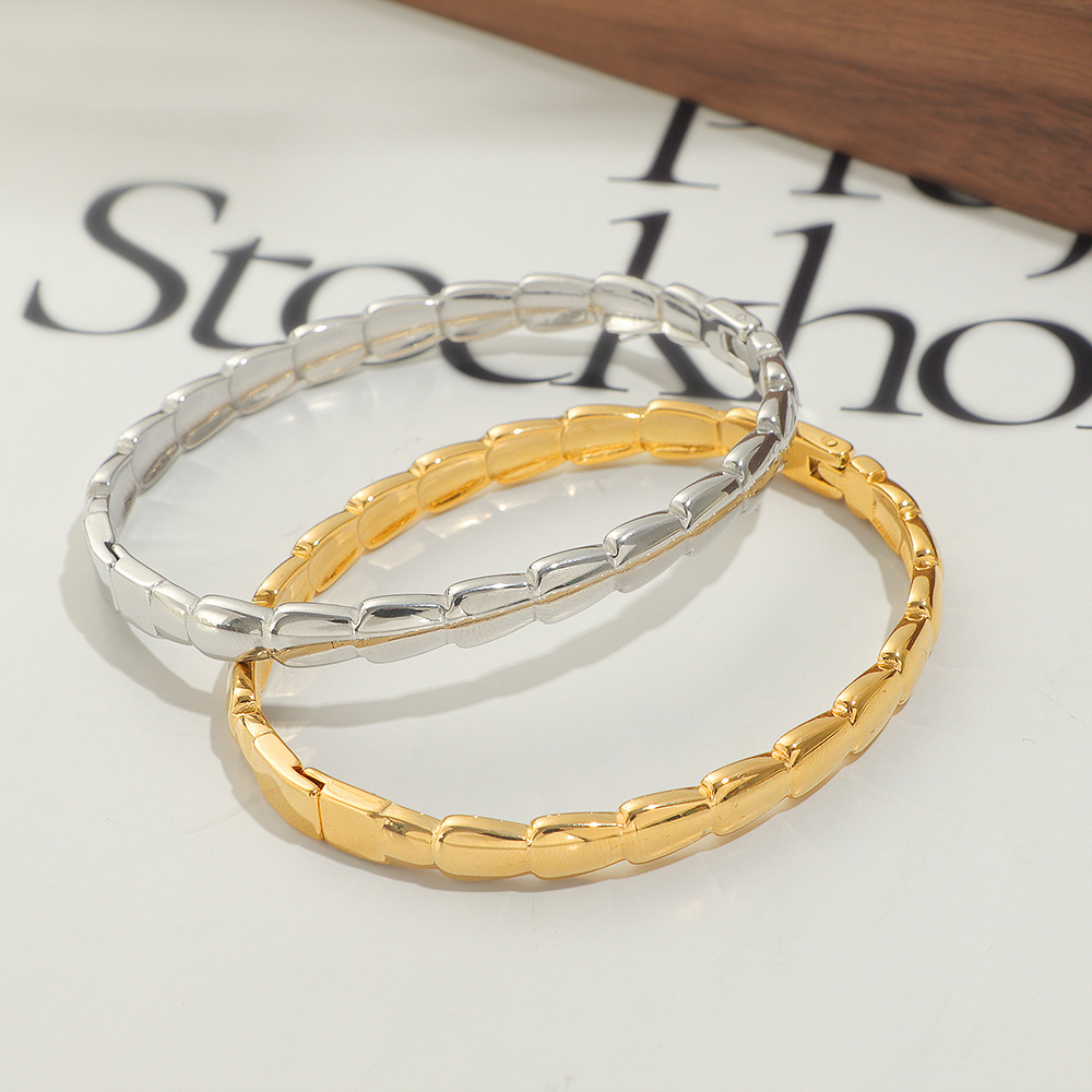 New trendy snake joint bracelet for women, simple and elegant plain ring, personalized titanium steel bracelet factory wholesale pic 5