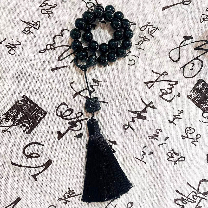 Qingqing Zijin holds a cultural and artistic bracelet that wraps around her fingers in a soft ancient style. This 18-seed prayer bead bracelet is a retro Hanfu accessory pic 31