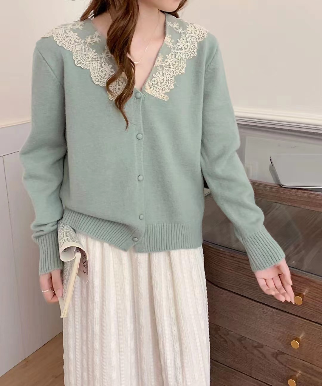 A new V-neck lace-trimmed long-sleeved knitted cardigan for women in the 2024 autumn/winter collection, paired with a loose and chic sweater jacket pic 4