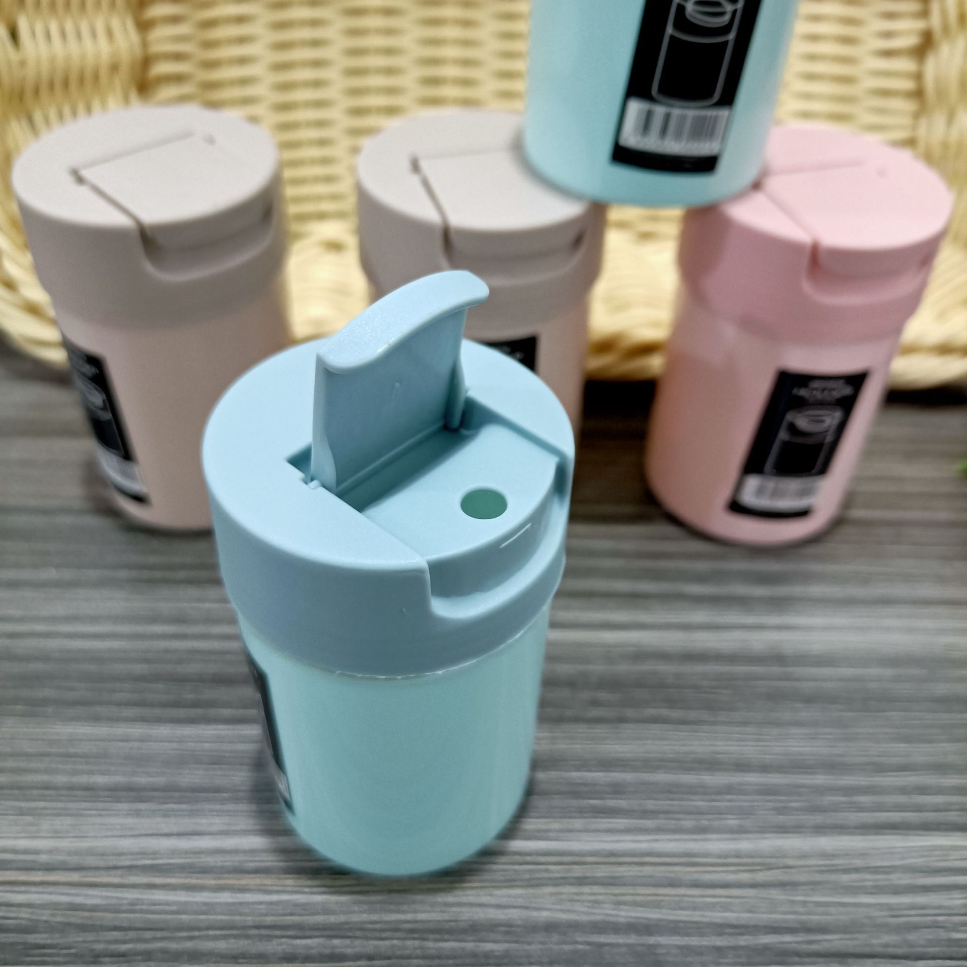 Korean-style colored toothpick boxes, colored toothpick buckets, fashionable toothpick boxes, supermarket and shopping mall toothpick cylinders, wholesale at 1 yuan or 2 yuan pic 10