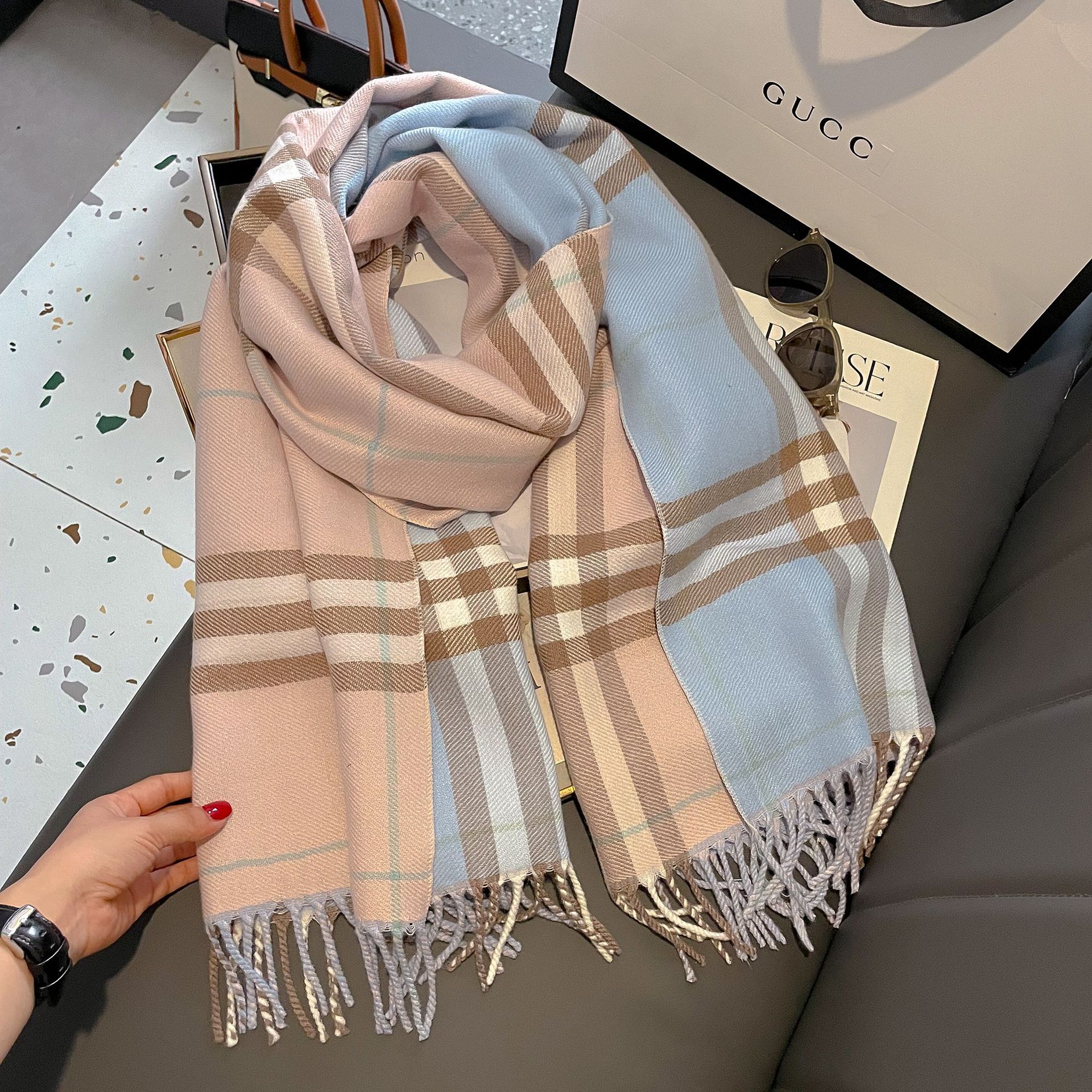 秋冬围巾女2023新款欧美经典复古仿羊绒格子披肩加厚保暖围脖批发详情8