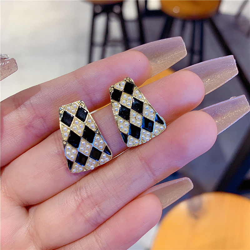 S925银针韩国法式复古黑白棋盘格几何珍珠个性气质高级设计感耳钉详情8