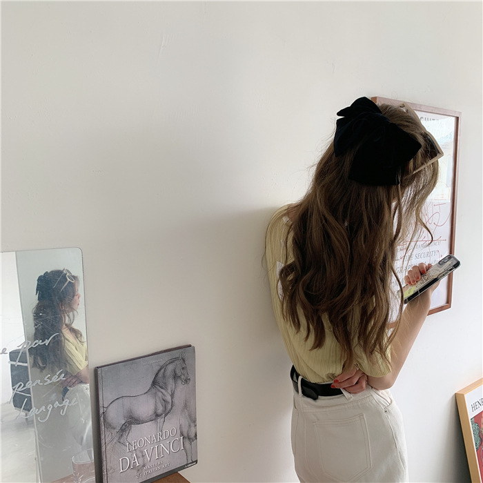 This ice silk short-sleeved V-neck knitted sweater is a summer base T-shirt for women. It can be worn over a thin, loose black chanel-style top pic 2