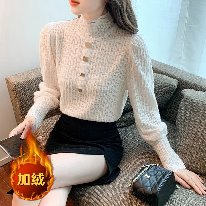 For the 2022 autumn and winter collection, women can wear a small stand-up collar with an elastic and form-fitting lace base layer and a thick fleece top pic 9