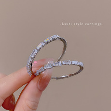 925 Silver Needle Sparkling Diamond Snowflake Pearl Earrings, a light luxury and niche design, high-end stud earrings, a retro and elegant ear accessory pic 6