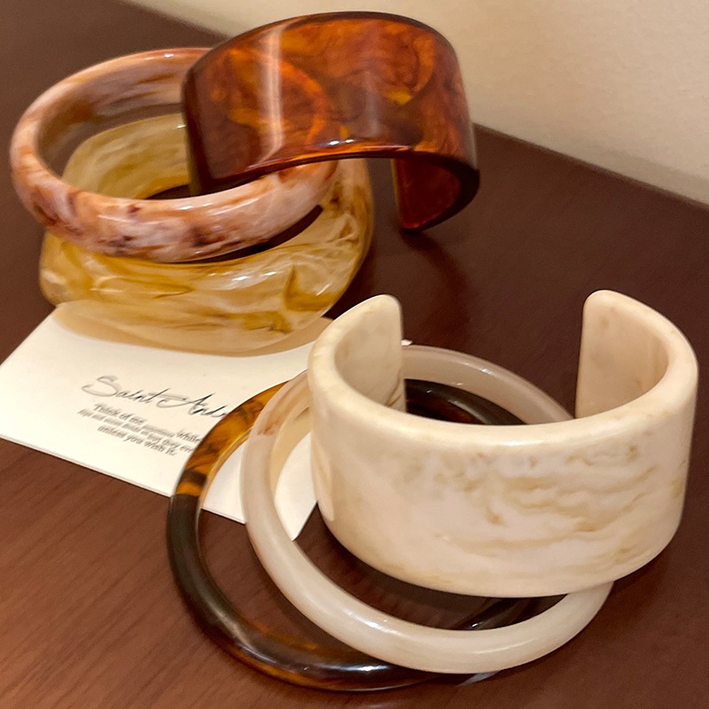 Wide-edge acrylic acetate bracelet, a retro ins-style, niche design for women, is a versatile accessory for students and best friends pic 4