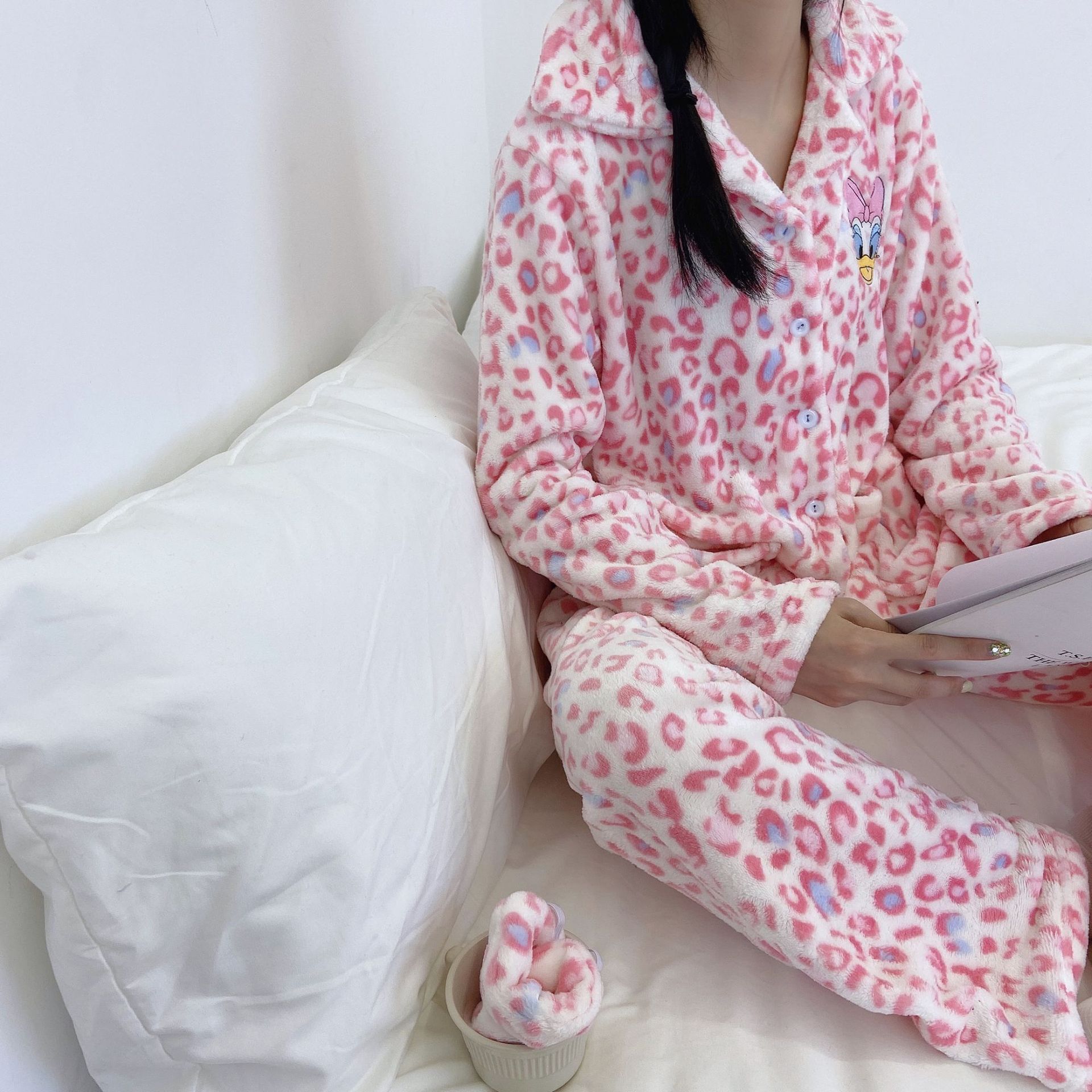冬季法兰绒女士睡衣翻领开衫长袖长裤少女卡通可爱保暖家居服套装详情15