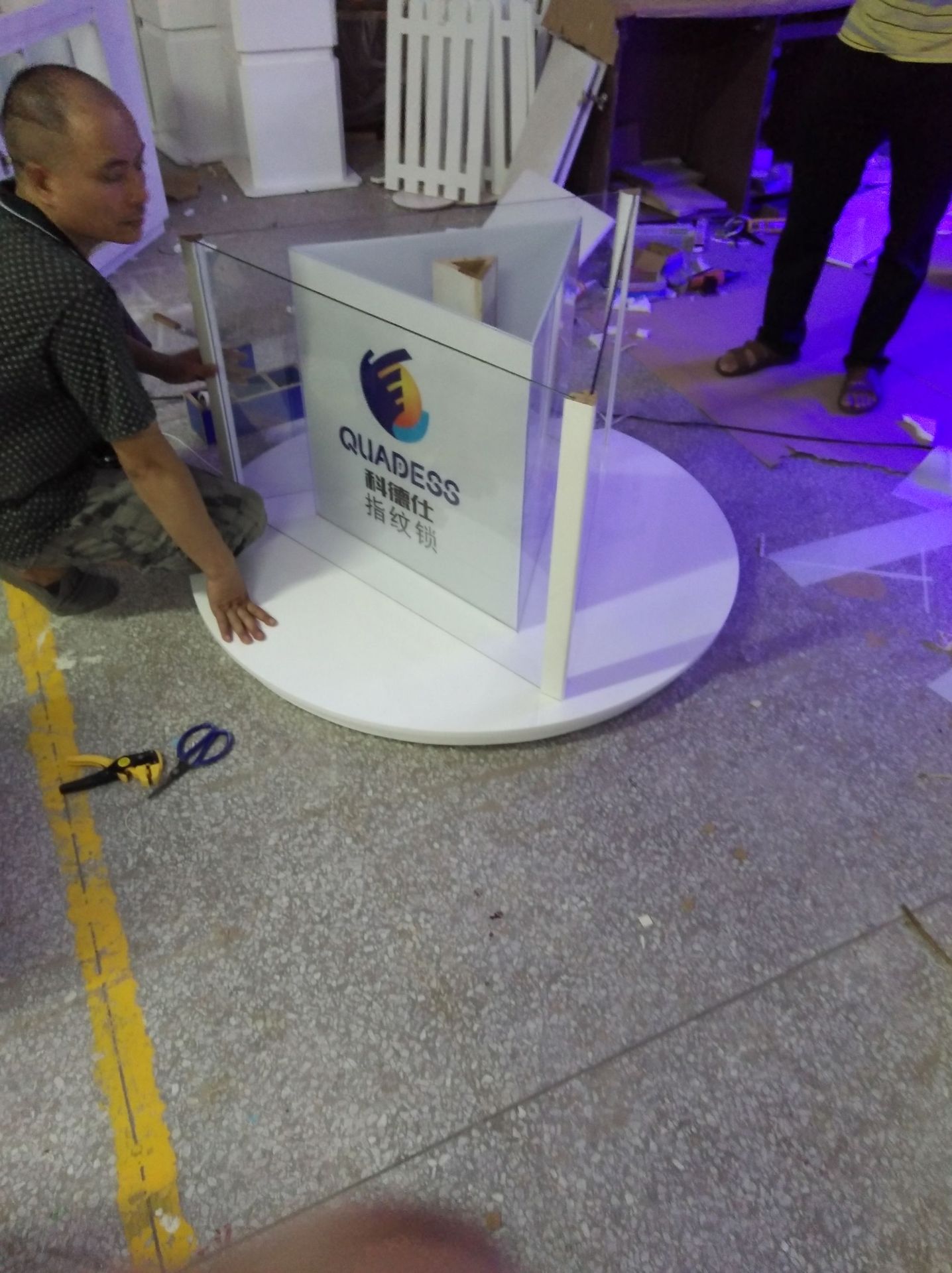 Intelligent lock frame, large round exhibition stand, fingerprint lock, display cabinet, display cabinet, high cabinet, lock frame manufacturer, direct lock pic 3