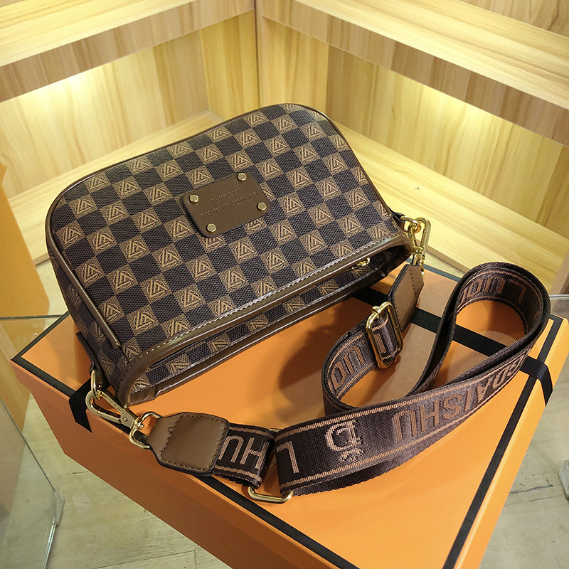 时尚宽肩带女包2023新款百搭字母印花潮流腋下包高级感气质单肩包详情18