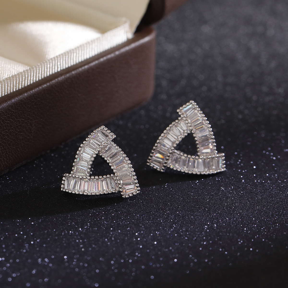 Hyacinth Super Flash Zircon hollowed-out triangular stud earrings are a light luxury and niche design for women, exuding a sense of sophistication and sophistication for commuting. They are exquisite and versatile earrings pic 2