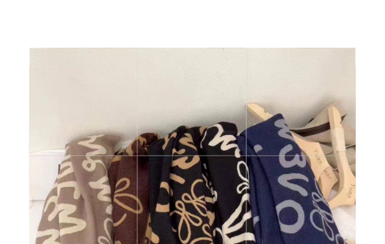 新款大牌涂鸦logo字母金丝款仿羊绒围巾女Lw冬季披肩保暖时尚详情21