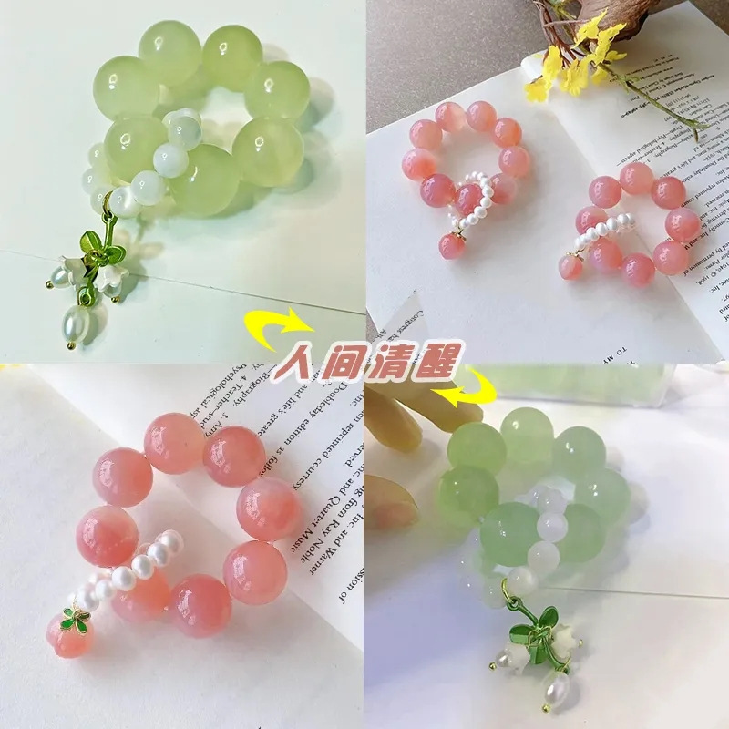 Qingqing Zijin holds a cultural and artistic bracelet that wraps around her fingers in a soft ancient style. This 18-seed prayer bead bracelet is a retro Hanfu accessory pic 5
