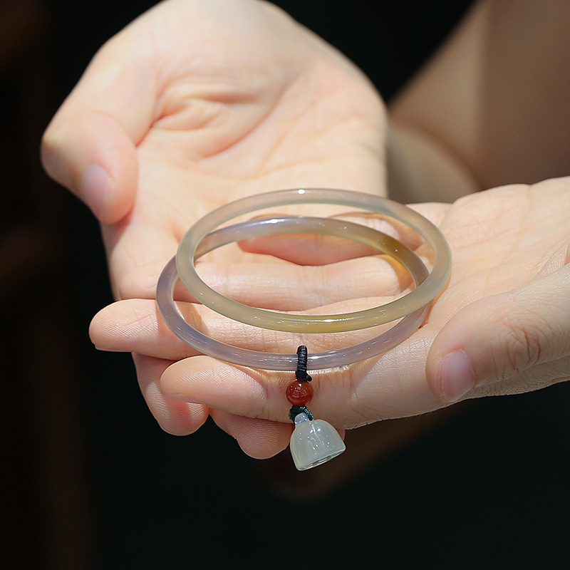 Natural chalcedony jingle bracelet, simple and elegant beauty bracelet for young girls, gold-swallowing beast pendant, fine bracelet manufacturer wholesale pic 13