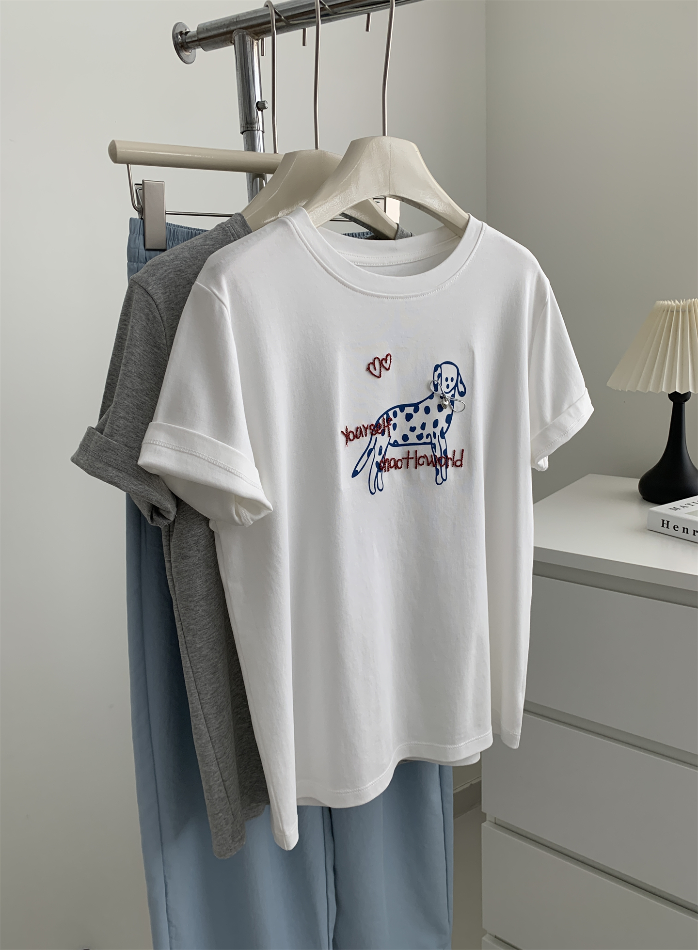 A trendy Korean-style loose and casual short-sleeved T-shirt with a bow and spotted dog print for women in summer, featuring pure cotton embroidery pic 1