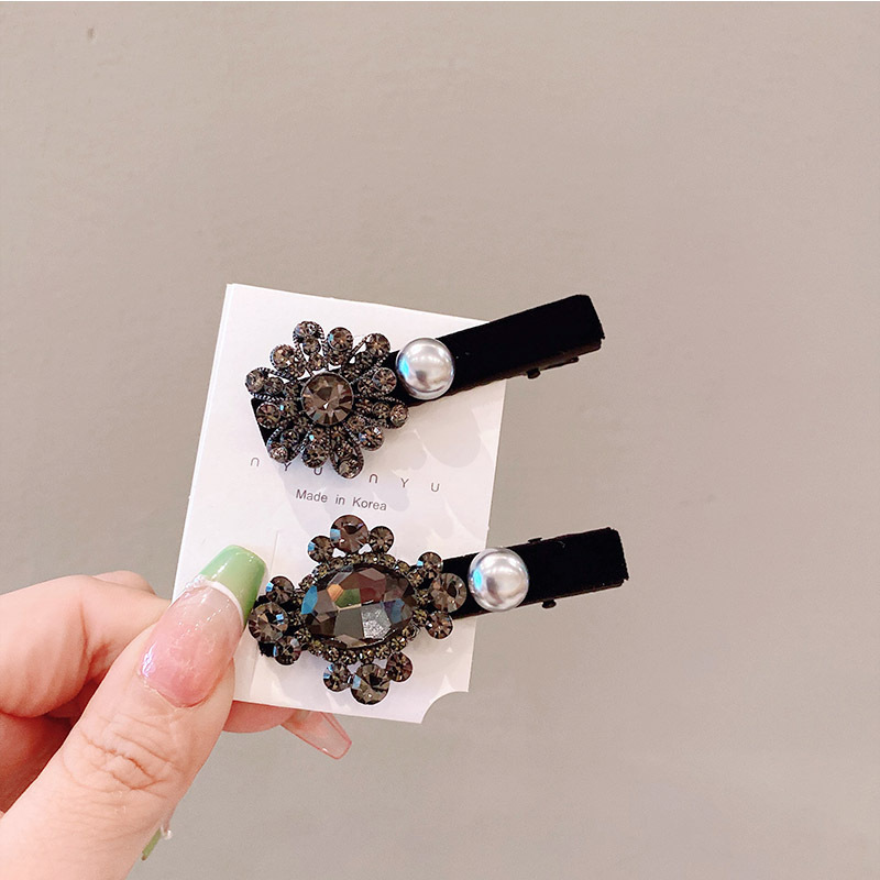Black rhinestone velvet bangs clip with a high-end look, side clip with a duckbill clip and a small Chanel style, pearl rhinestone hair clip at the back of the head pic 42