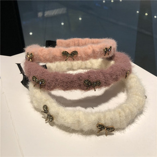 The elegant water diamond and pearl hair band is a versatile and sweet headwear for girls. It features a simple and elegant hairpin mesh and a red outlet pressure headband pic 3