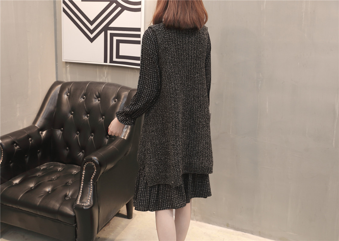 A new and stylish spring outfit for plus-size women, featuring a loose sweater, tank top and skirt that accentuates your figure pic 51
