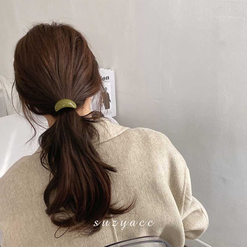 chic headband for women in Dongdaemun, South Korea, with a simple and elegant, cold style acrylic arc-shaped black leather band headband pic 1