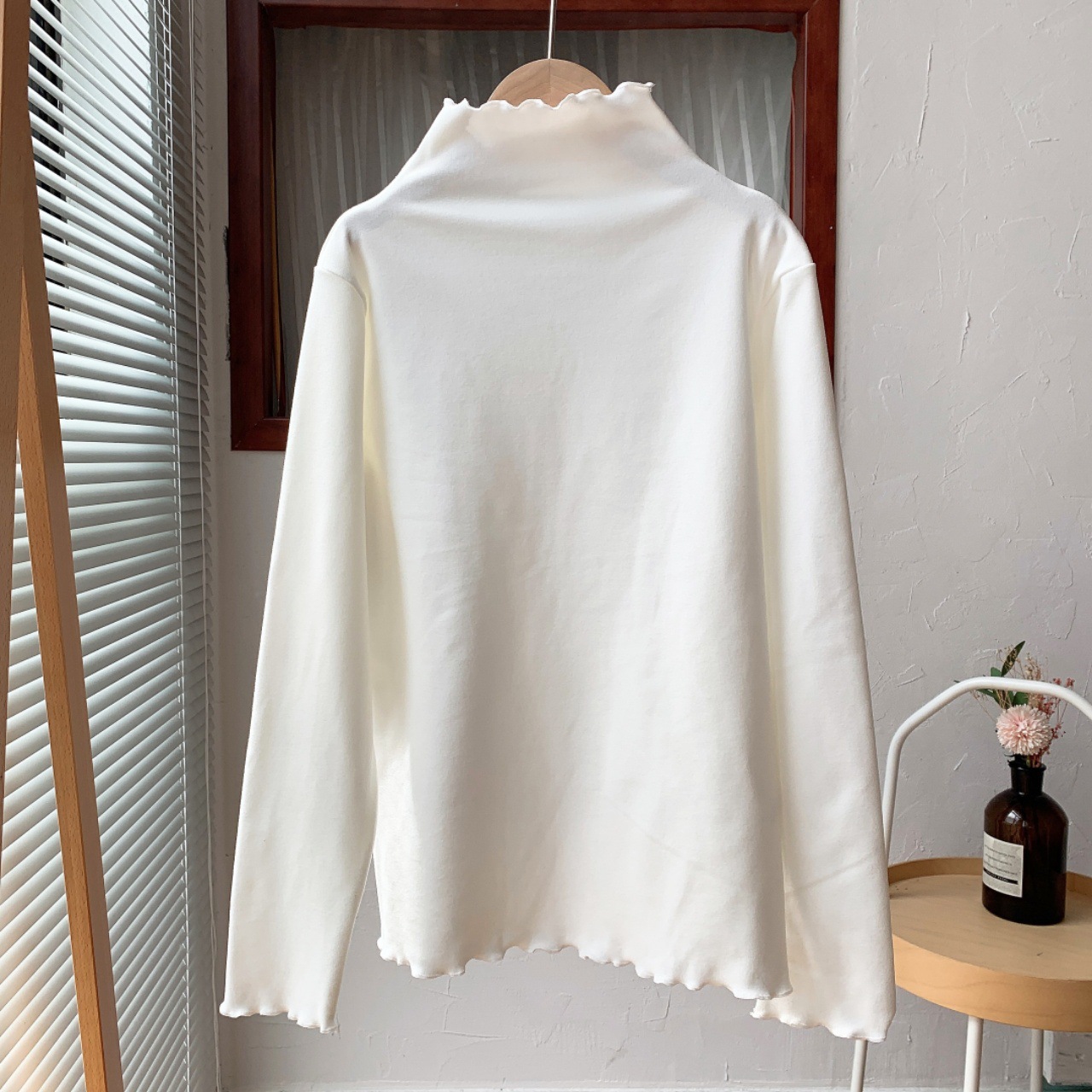 The 2022 autumn and winter new style base shirt for women is a semi-high-neck long-sleeved solid color with black fungus edges, paired with a fitted and warm German velvet top pic 27