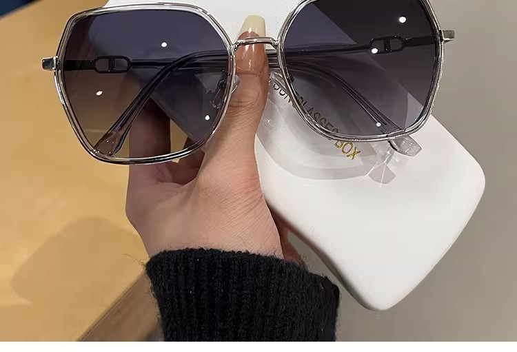 新款2024墨镜女高级感显脸小防紫外线太阳镜潮流亮边开车遮阳眼镜详情14