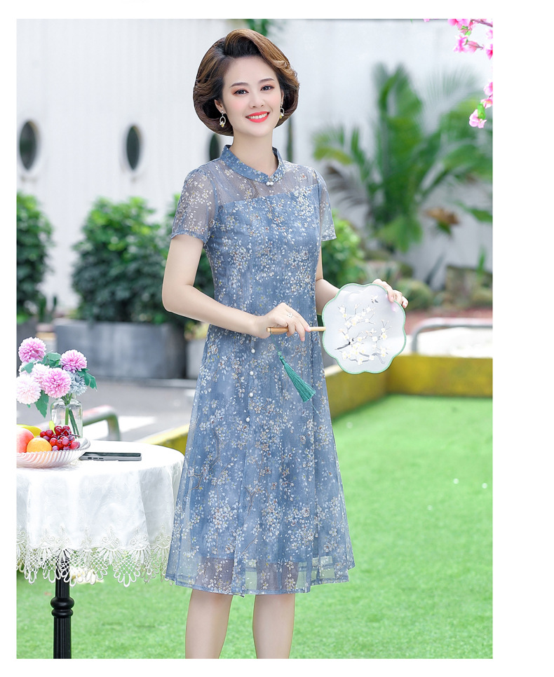 The 2022 new summer mom dress for middle-aged and elderly people aged 40 and 50 short-sleeved chiffon dress is elegant and stylish, making them look younger and slimmer pic 52