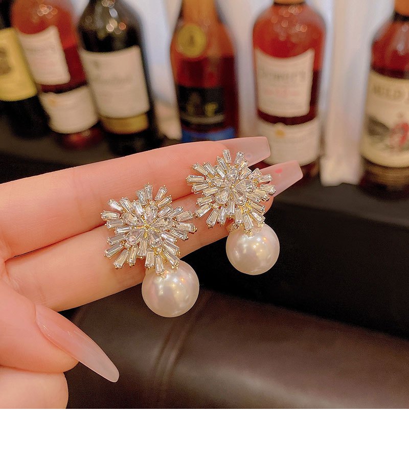 925 Silver Needle Sparkling Diamond Snowflake Pearl Earrings, a light luxury and niche design, high-end stud earrings, a retro and elegant ear accessory pic 12