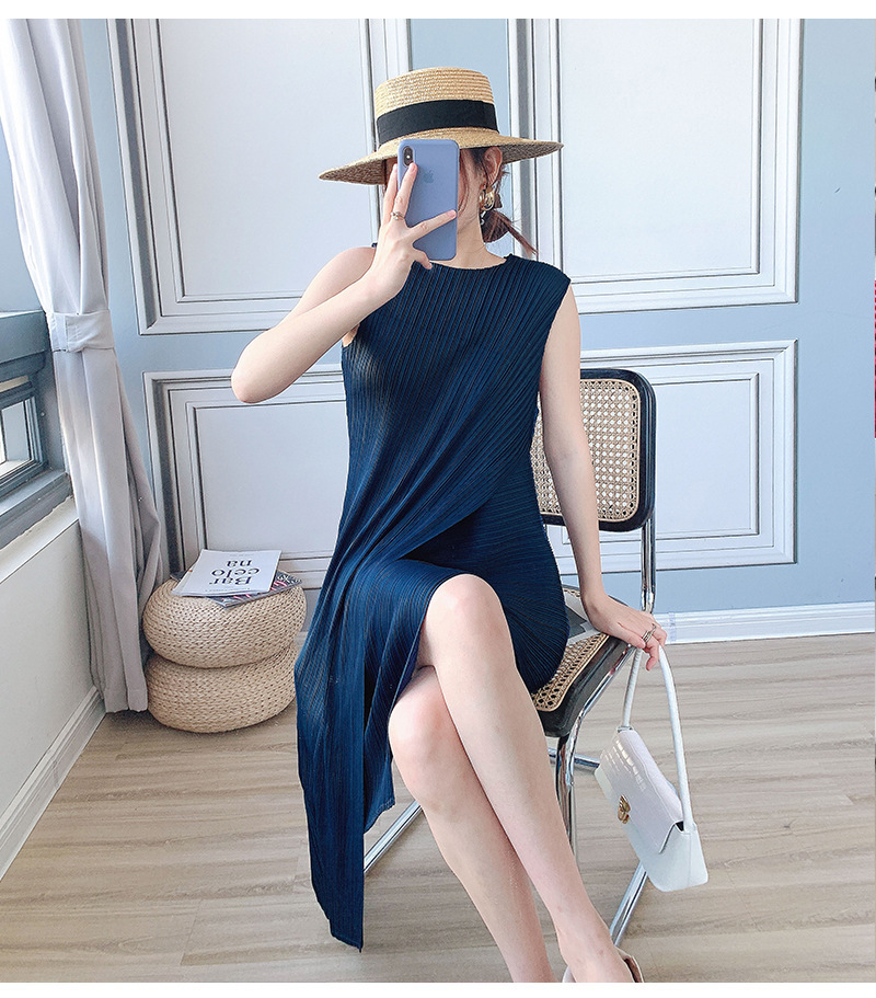 A mid-length sleeveless pleated dress for women, a new summer style by Miyake. This irregularly pieced A-line base dress is stylish pic 48