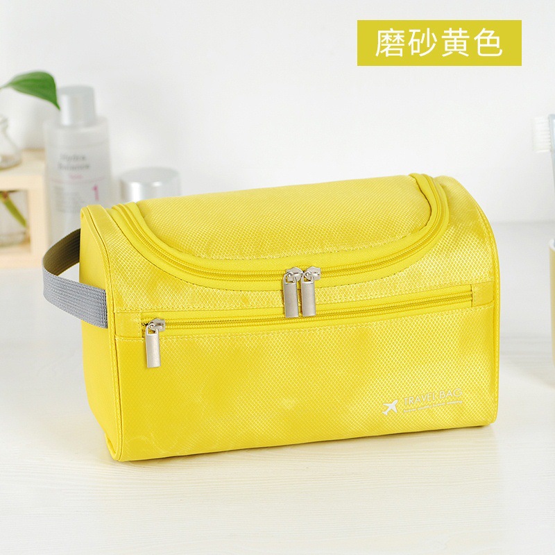 Men hook up their toiletry bags pic 3