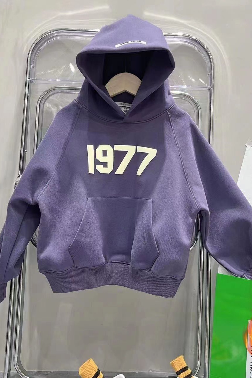 The new Korean-style hooded sweatshirt for boys and girls in autumn and winter 2024 is stylish and fashionable. It also features a thick top for children pic 2