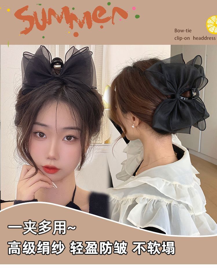 The princess on the run wears a black double-sided large bow hairpin, a shark clip, and a high-end hairpin at the back of her head pic 2