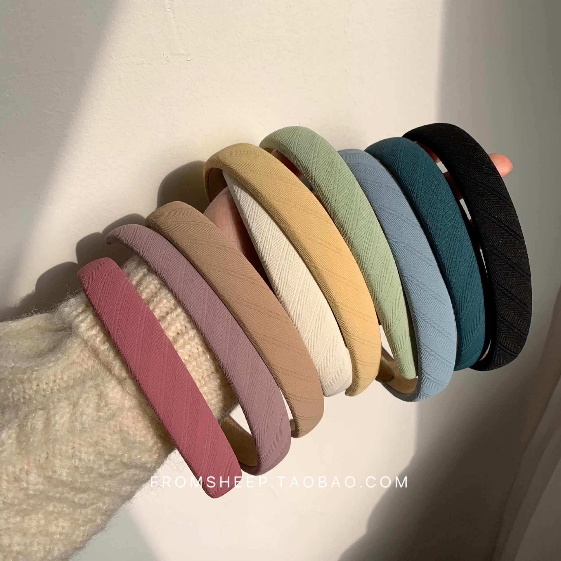 Korean-style hairbands for women in 2025 are trendy and versatile for going out. The headband is simple and elegant, and the hairpin is a popular online hair accessory with wide edges and a sweet look pic 31