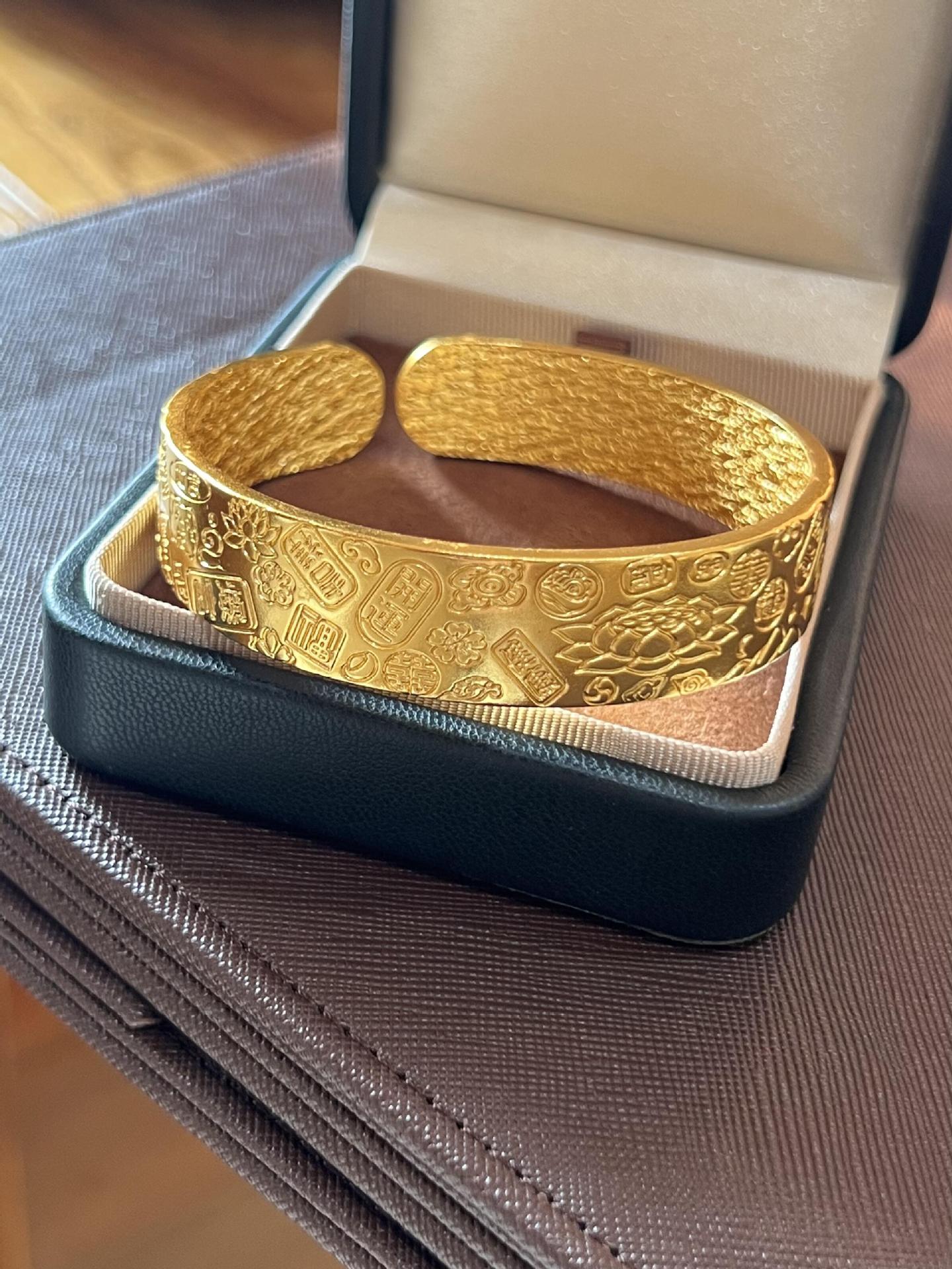 沙金饰品古法錾刻莲花吉言八宝手镯女金店宽版仿黄金福字开口手环详情9