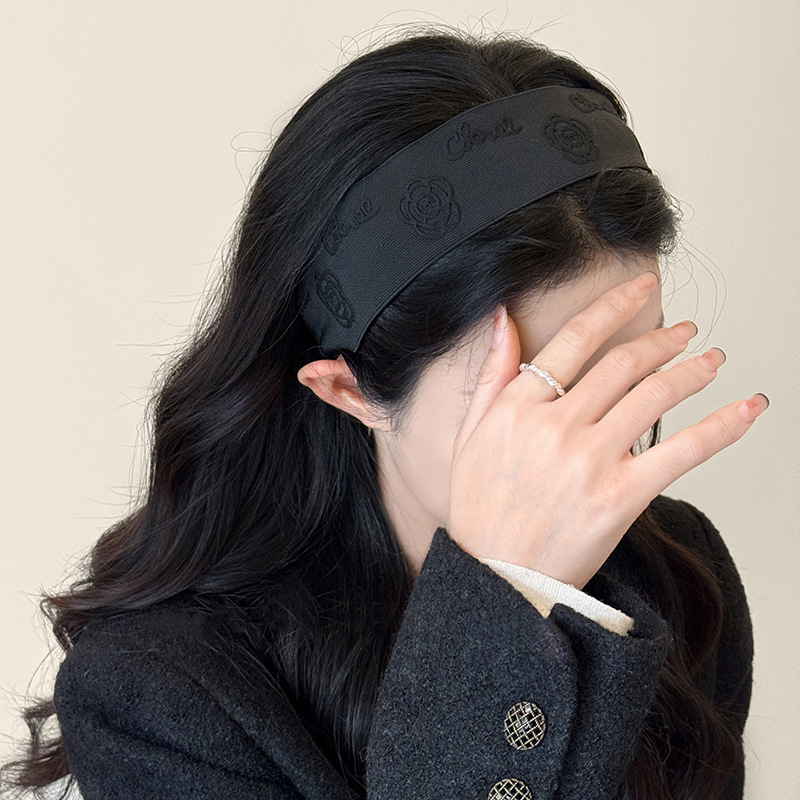 The gentle chanel-style wide-brimmed hair band exudes a feminine charm. The high top of the head is suitable for washing the face and pressing the hair. It is a versatile and high-end hair accessory for going out pic 13