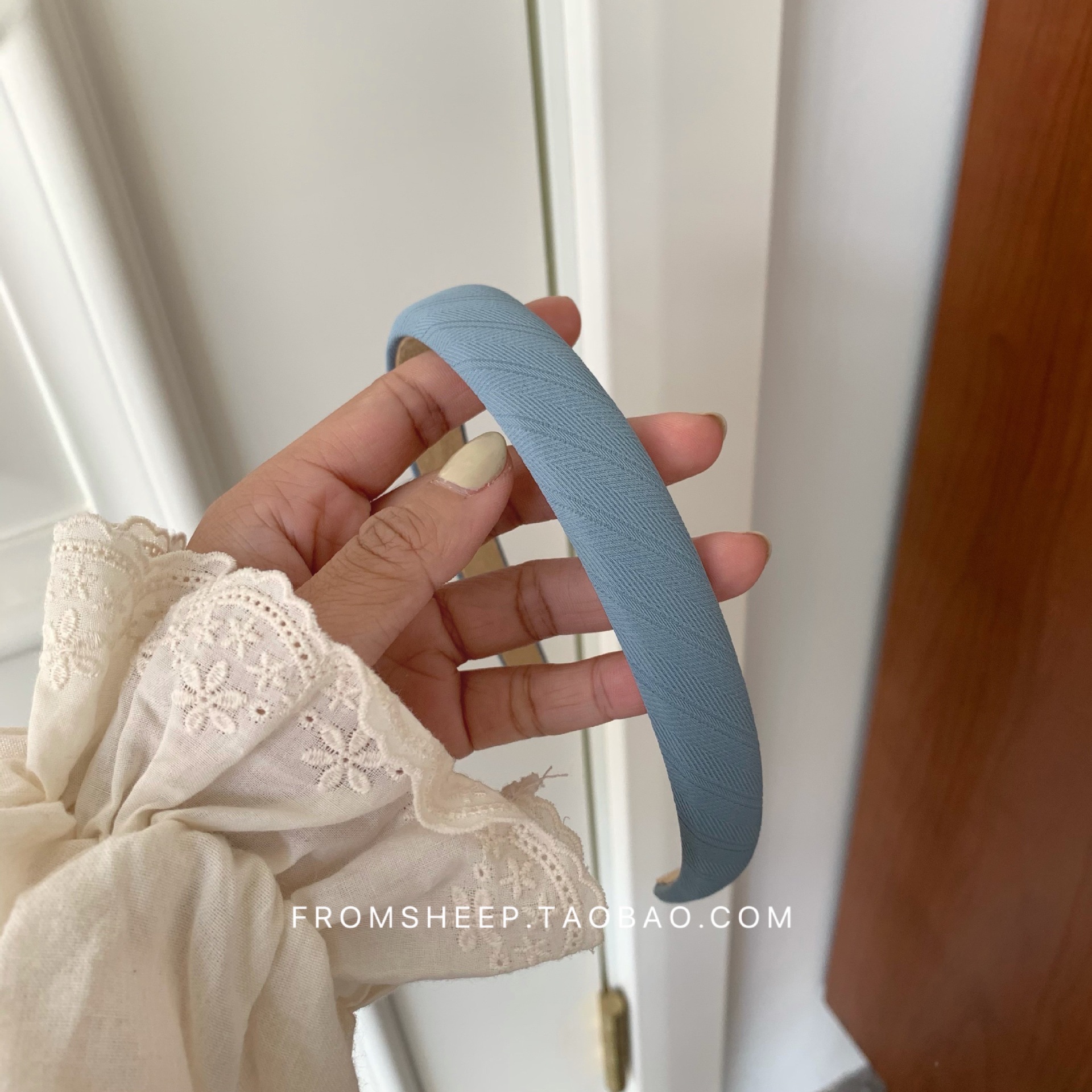 Korean-style hairbands for women in 2025 are trendy and versatile for going out. The headband is simple and elegant, and the hairpin is a popular online hair accessory with wide edges and a sweet look pic 59